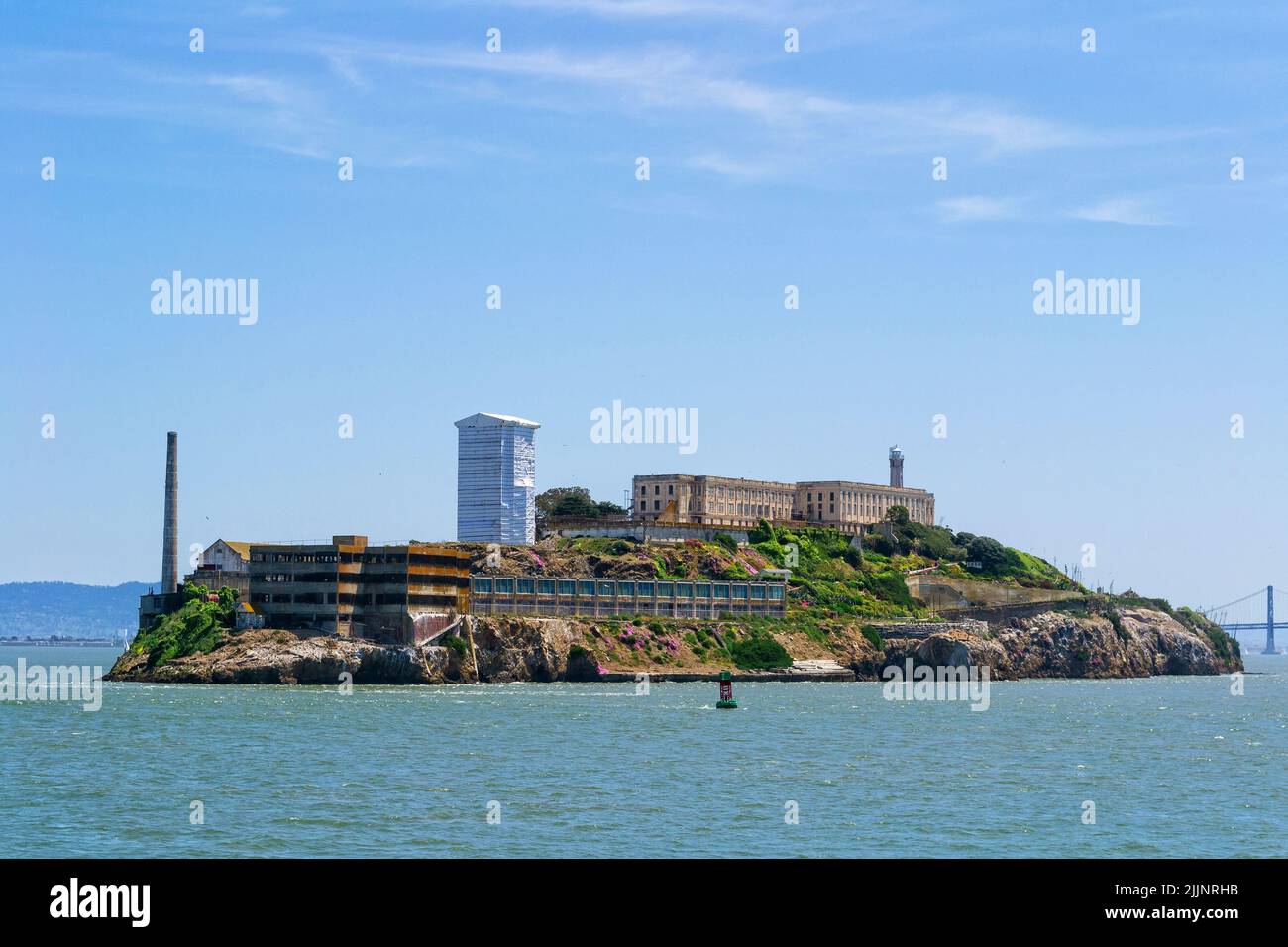 Alcatraz Island, das berühmte Gefängnis in der Nähe von San Francisco, von hinten gesehen. Stockfoto