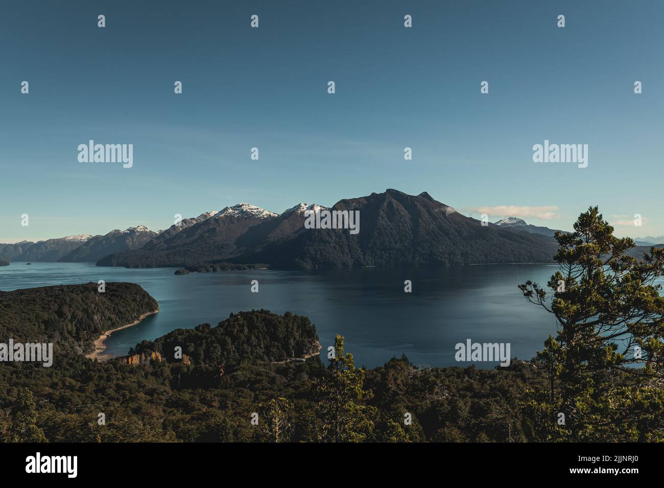 Eine Luftaufnahme der Landschaft von San Carlos de Bariloche im Herbst, südlich von Argentinien, Patagonien Stockfoto