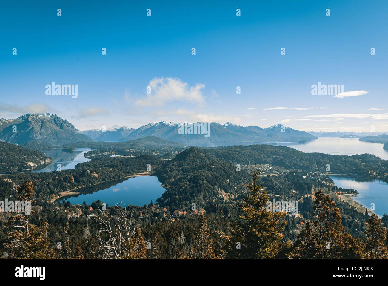 Eine Luftaufnahme der Landschaft von San Carlos de Bariloche im Herbst, südlich von Argentinien, Patagonien Stockfoto