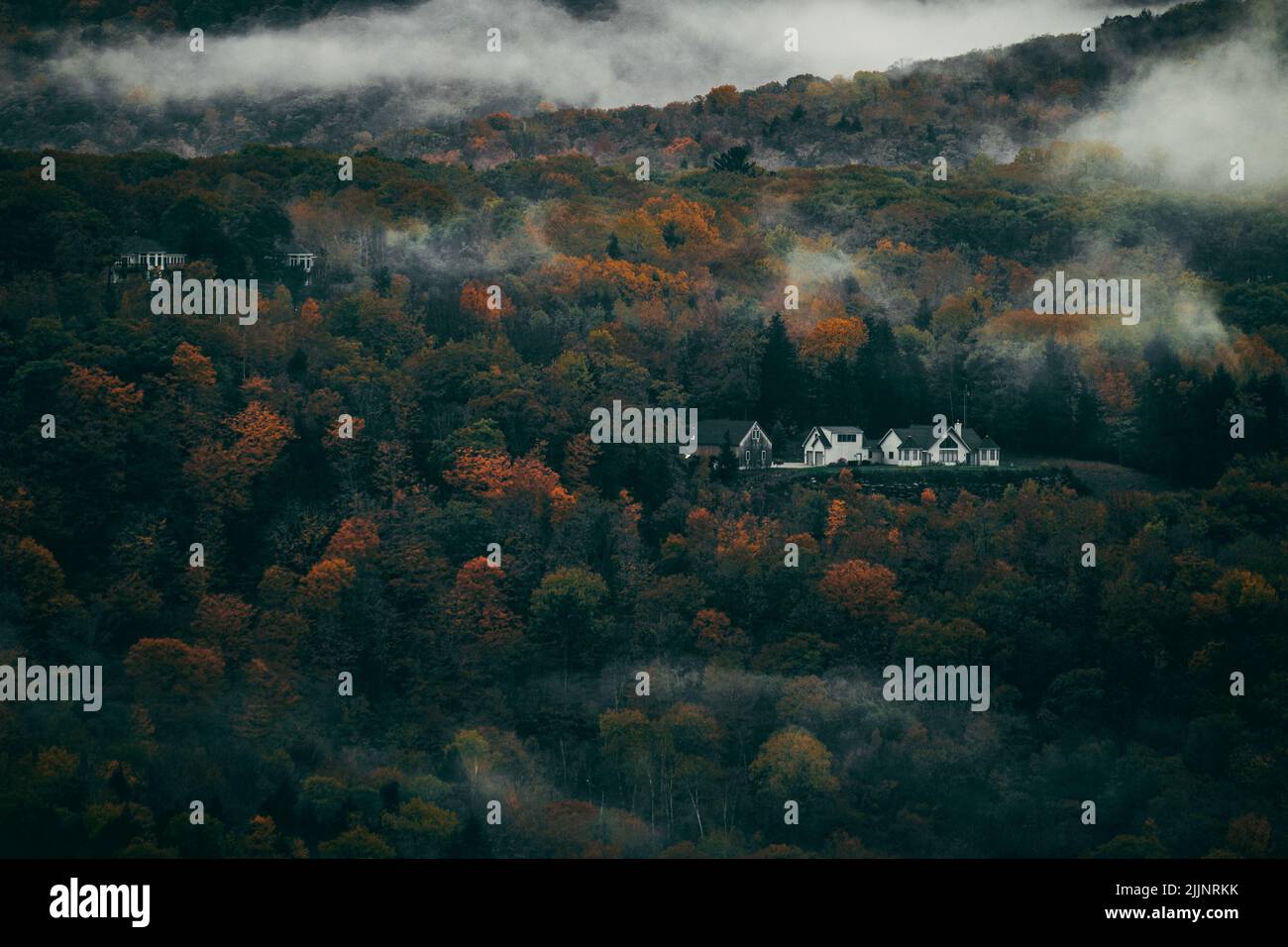 Die Wolken über der Stadt North Conway, New Hampshire, im Herbst Stockfoto