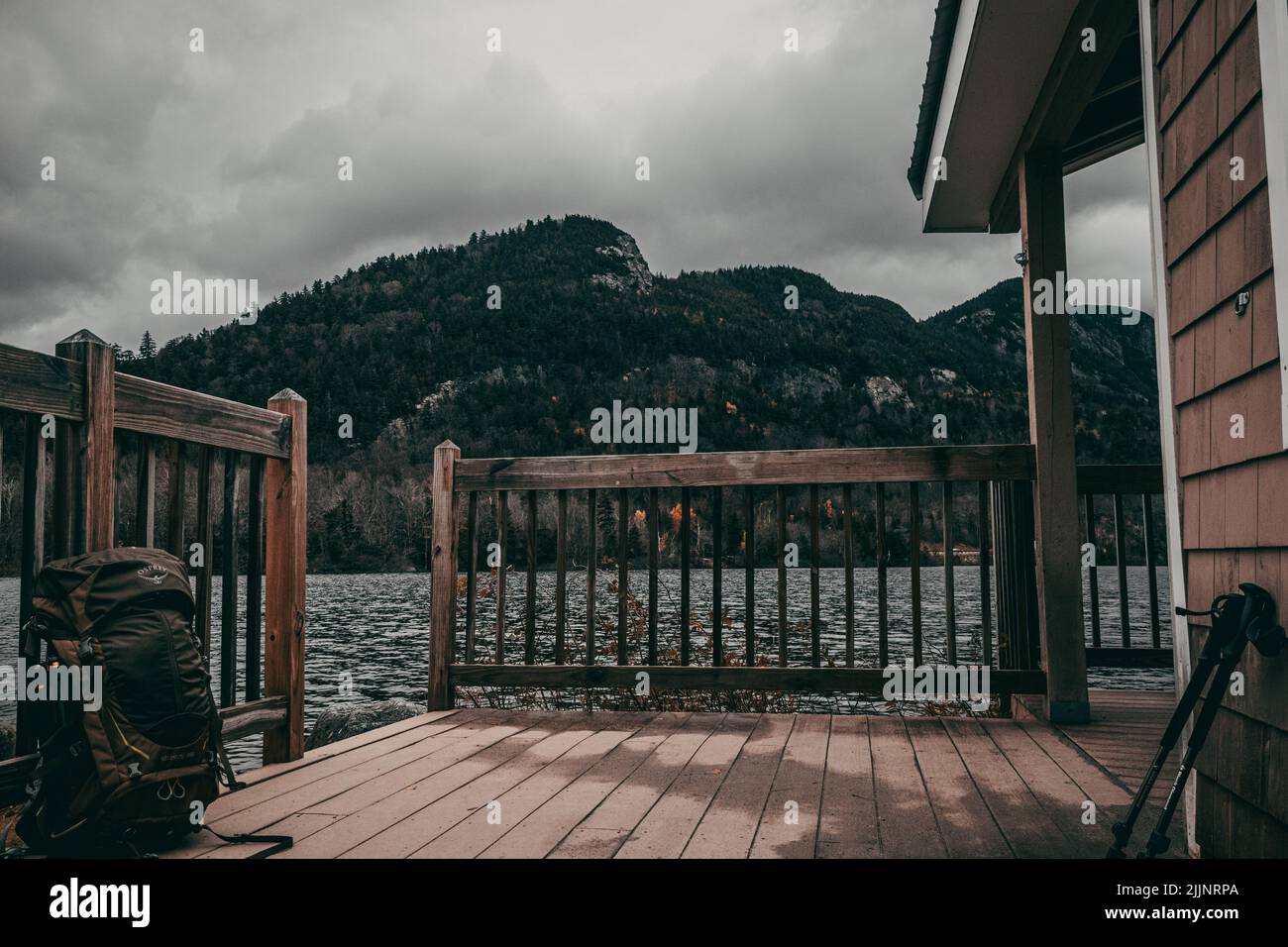 Ein wolkiger Tag am See in New Hampshire, Franconia Notch, State Park Stockfoto