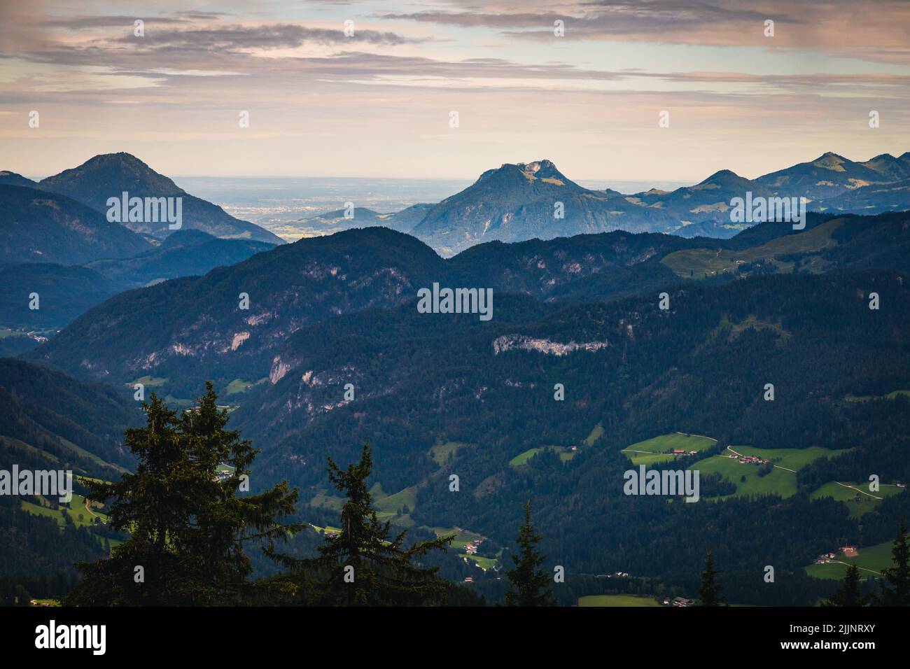 Eine faszinierende Landschaft der Berge und Hügel mit viel Grün bedeckt Stockfoto