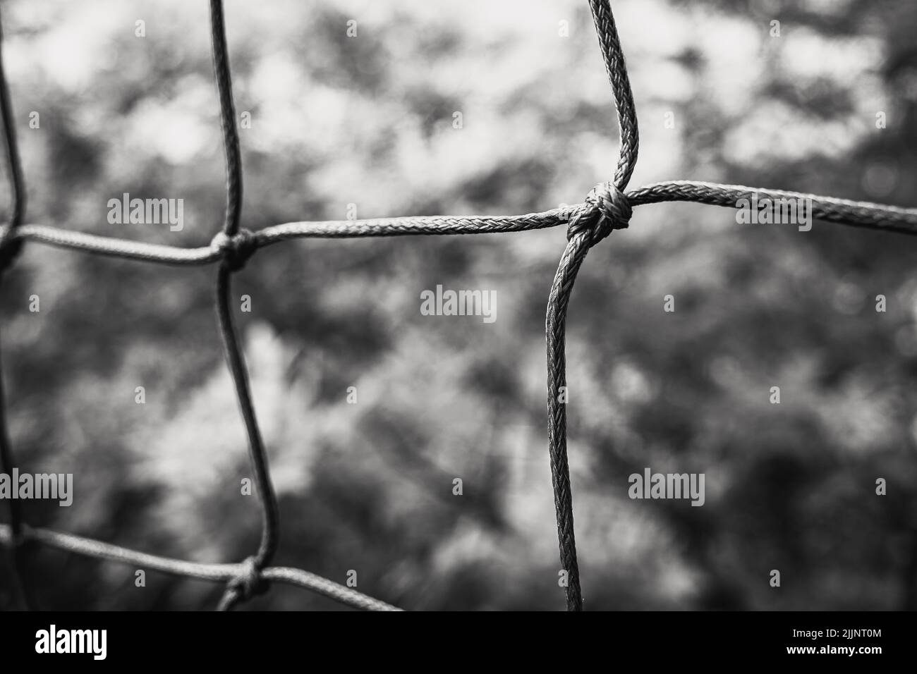 Eine Nahaufnahme eines Fußballnetzes in Graustufen Stockfoto