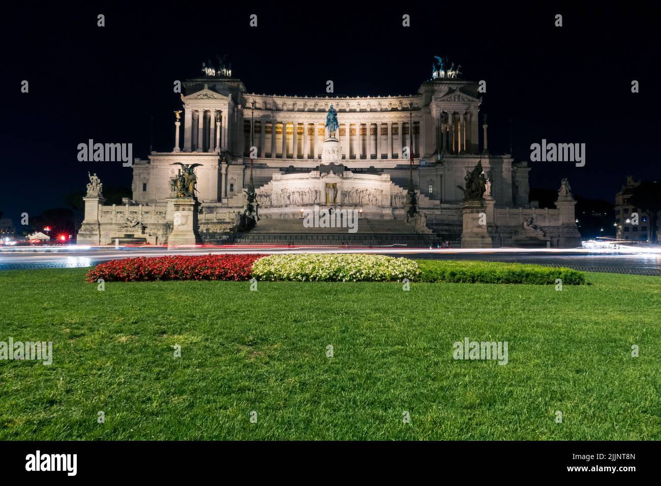 Eine schöne Aussicht auf das Nationaldenkmal Victor Emmanuel II bei Nacht Stockfoto