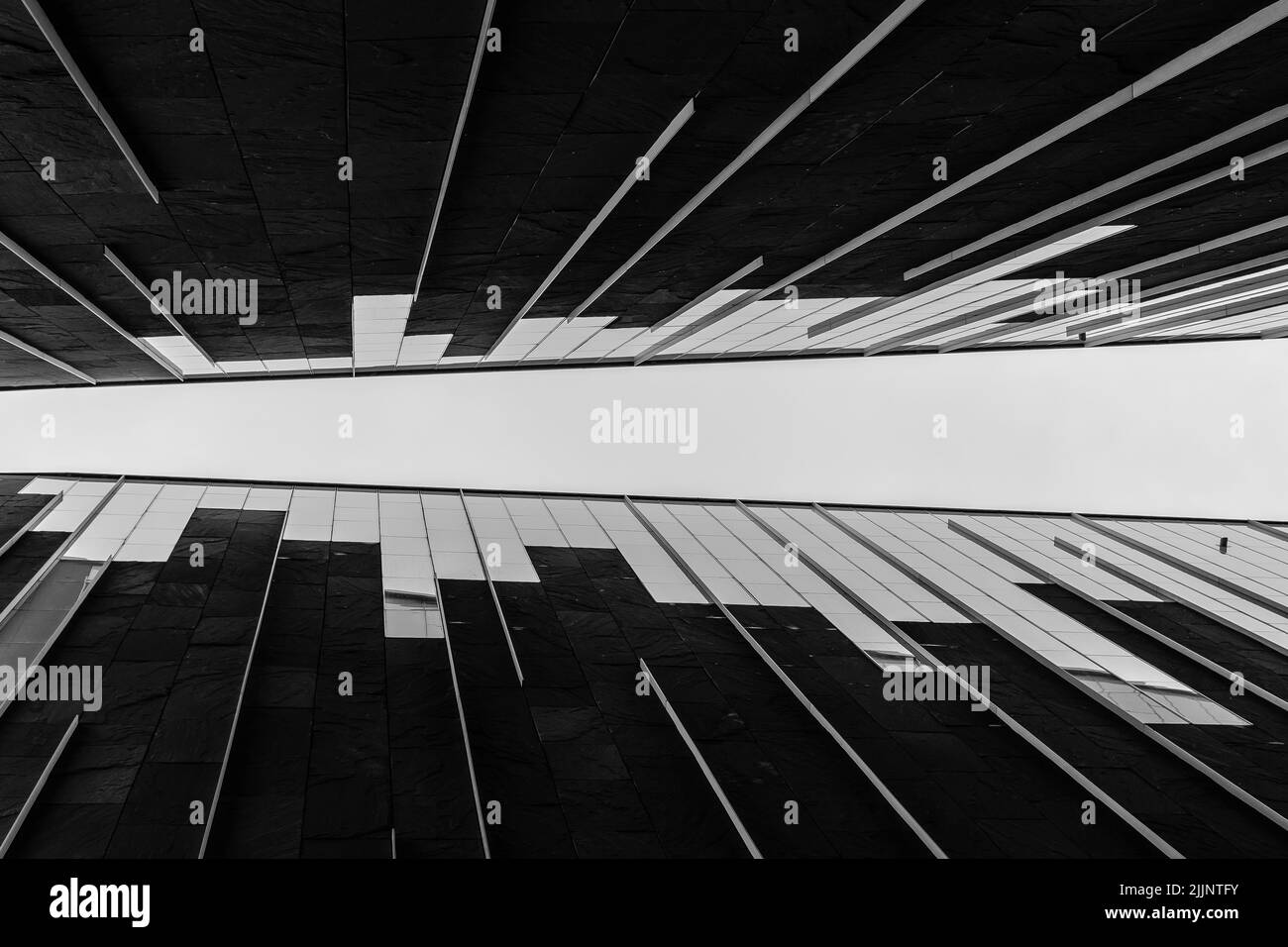 Eine Low-Angle-Aufnahme der Zwischenaufnahme zweier moderner Gebäude in Hamburg Stockfoto