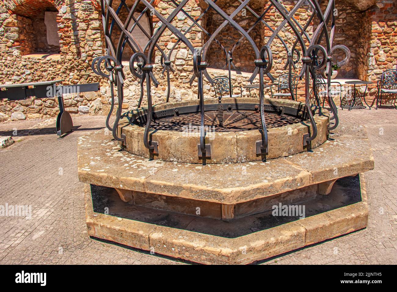 Nitra, Slowakei - 06.12.2022: Burg in der Stadt Nitra, Slowakei. Wir wünschen uns alles gute auf der Spitze von Nitra Grad. Stockfoto Nitra, Slowakei - 06.12.2022: Burg in der Stadt Nitra, Slowakei. Wir wünschen uns alles gute auf der Spitze von Nitra Grad. Stockfoto