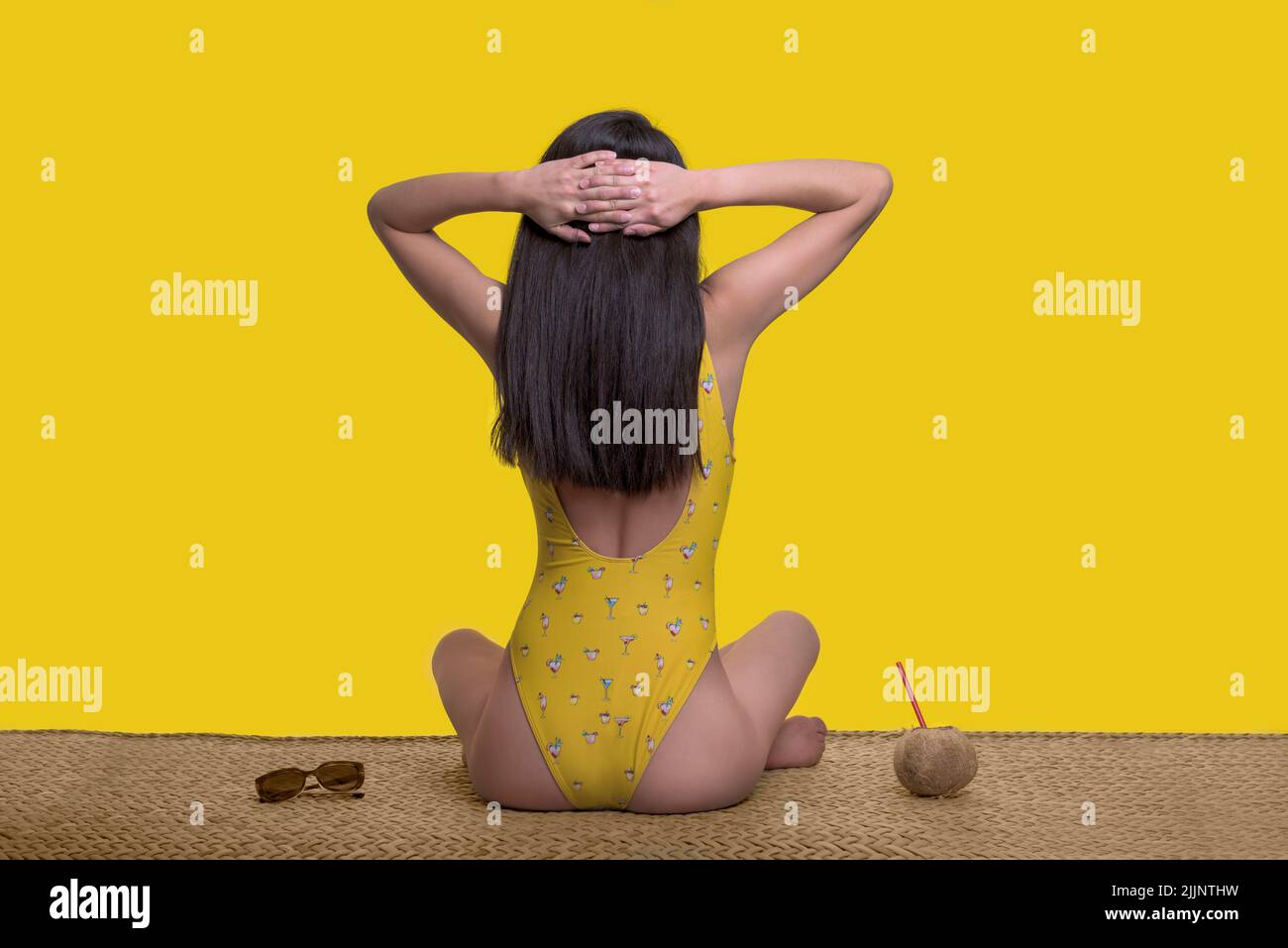 Eine Frau von hinten im Bikini entspannt, sie genießt ihren Sommerurlaub, Stockfoto