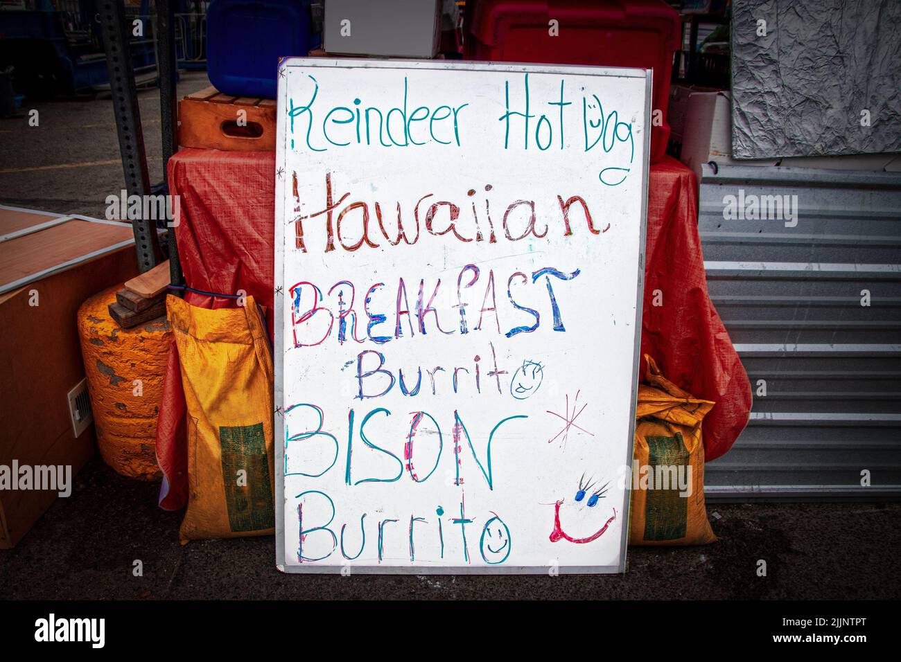 Home gezeichnetes Schild auf Whiteboard am Food-Stand auf dem Outdoor-Markt in Anchorage Alaska - Reindeer Hot Dogs und Bison Burritos Stockfoto
