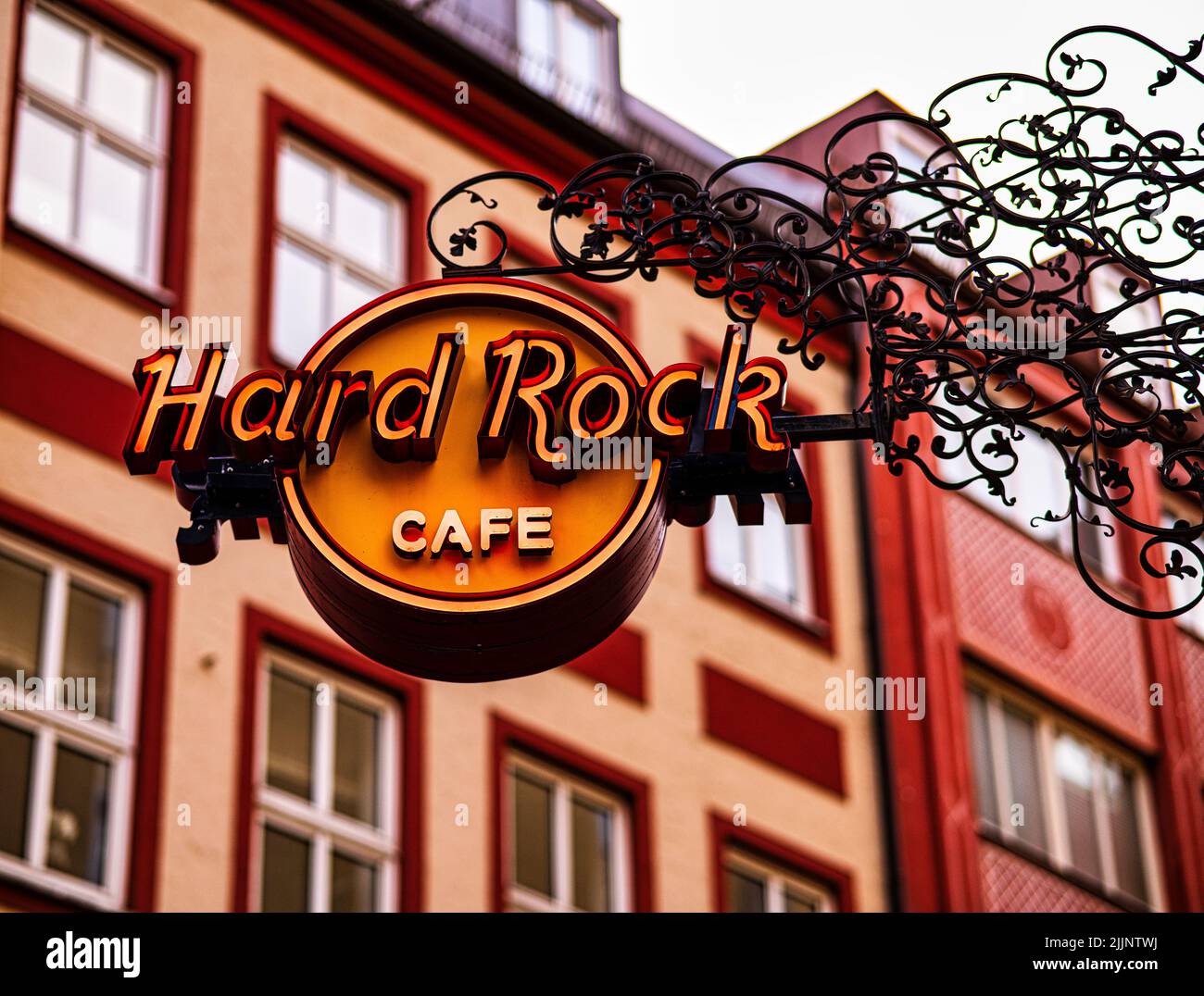 Außenwerbung im Hard Rock Cafe München mit einem anderen Gebäude im Hintergrund Stockfoto