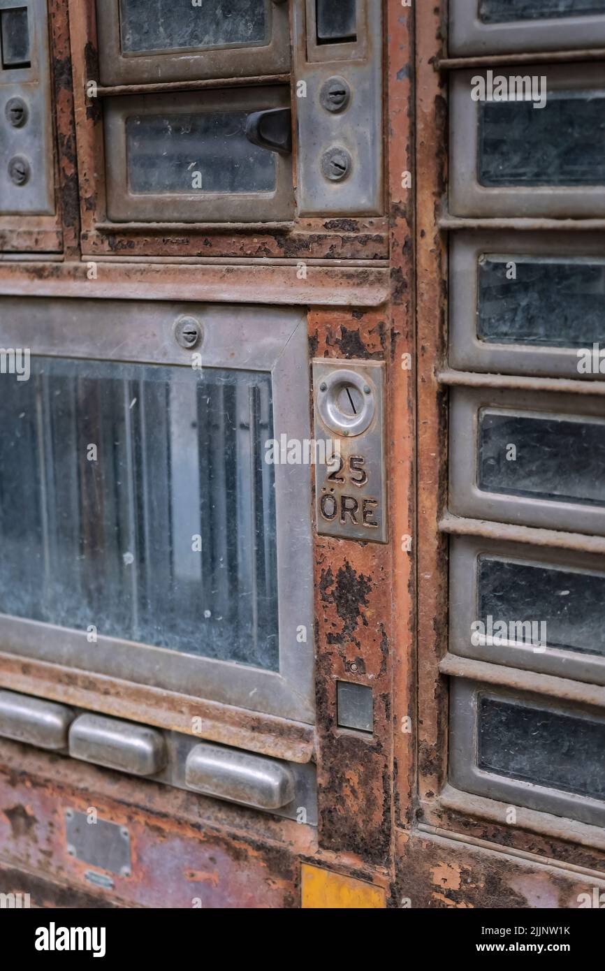 Teil eines alten Automaten aus der vergangenen Zeit, der sich in Hälsingland an der Straße durch die schwedische Landschaft abhebt Stockfoto