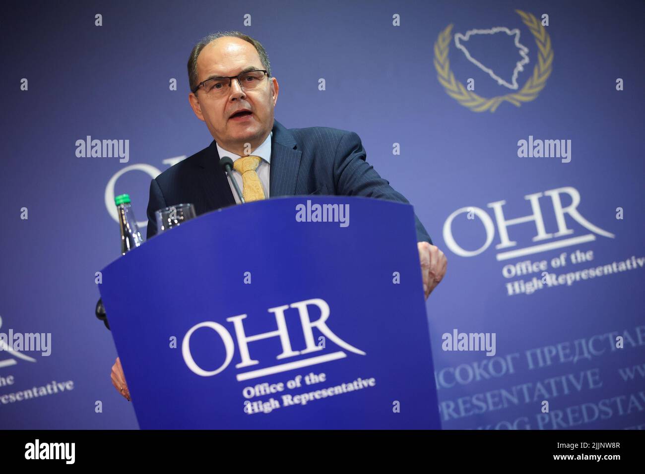 Der hohe Vertreter in Bosnien und Herzegowina, Christian Schmidt, nutzte heute die Bonner Befugnisse und verhängte technische Änderungen am Wahlgesetz von Bosnien und Herzegowina. Während der Pressekonferenz im OHR-Gebäude sagte Schmidt, dass es in Bosnien und Herzegowina keine „Bürger ersten und zweiten Grades“ gibt und dass es drei konstitutive Nationen gibt, die am 27. Juli 2022 in Sarajevo, Bosnien und Herzegowina, darin leben. Foto: Armin Durgut/PIXSELL Stockfoto