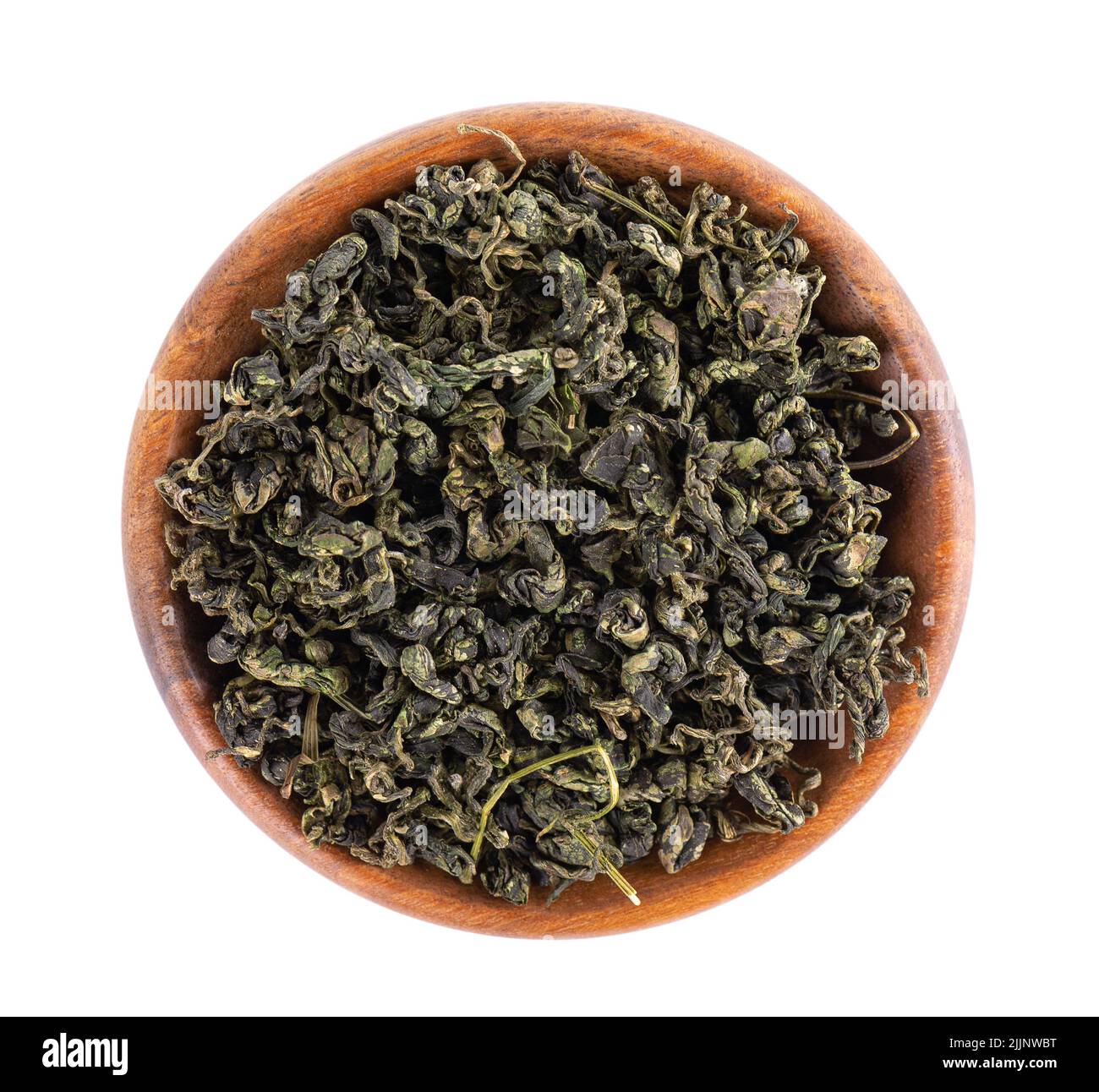 Trockenes gynostemma pentaphyllum Blatt in Holzschale, isoliert auf weißem schwarzen Grund. Jiaogulan oder Wundergras. Chinesischer Kräutertee. Draufsicht Stockfoto