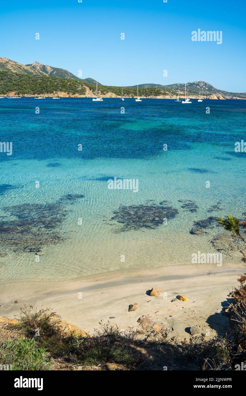 Eine vertikale Aufnahme der wunderschönen Meereslandschaft, umgeben von grünen Hügeln im Süden Sardiniens Stockfoto