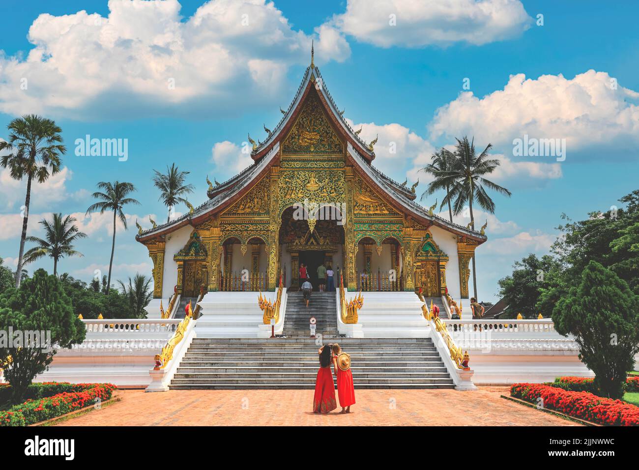 Luang Prabang, Laos - August 17. 2018: Touristen besuchen Royal Palace National Museum in Luang Prabang mit blauem Himmel Stockfoto