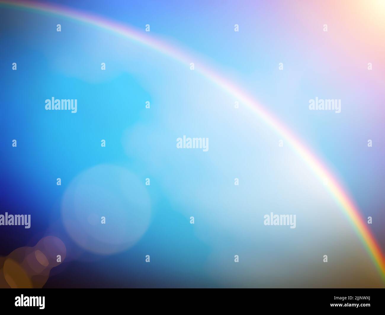 Hellblaues Hintergrundbild mit einem unscharfen Regenbogen-Muster. Stockfoto