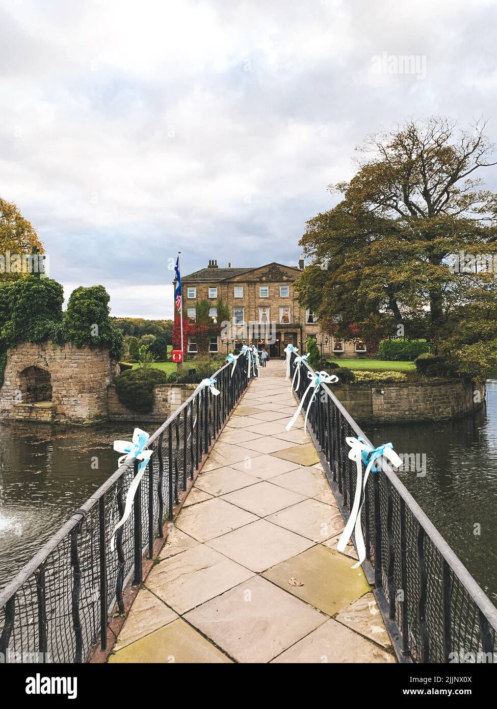 Im Herbst bietet das Waterton Park Hotel einen wunderschönen Blick auf die Brücke über den See Stockfoto