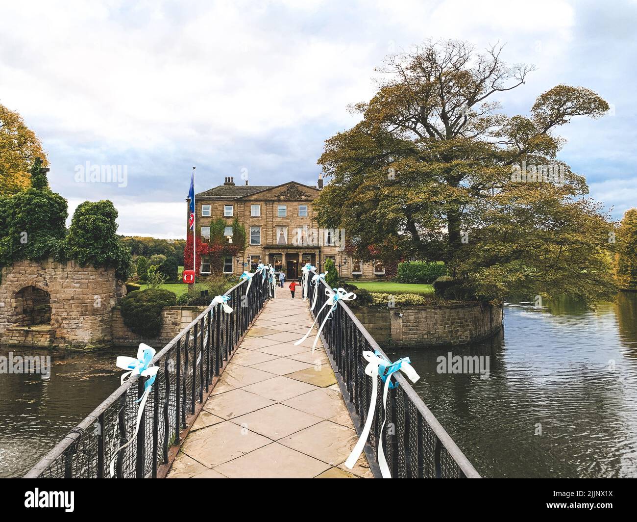Im Herbst bietet das Waterton Park Hotel einen wunderschönen Blick auf die Brücke über den See Stockfoto