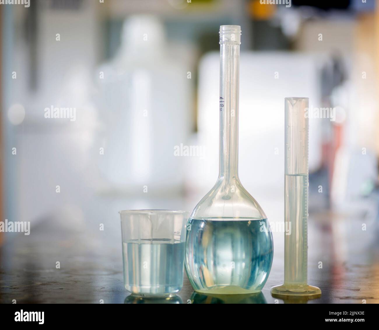 Verbesserung der Laborsicherheit. Kunststoffkolben, Becher und Zylinder ersetzen Glas in einem Chemielabor. Stockfoto