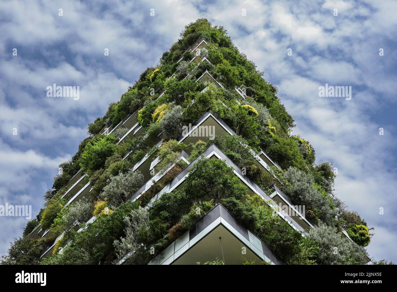 Mailand, Italien - 26. Juni 2022: Blick von unten auf nachhaltiges vertikales Waldgebäude. Bosco Verticale Architektur in der Lombardei. Stockfoto