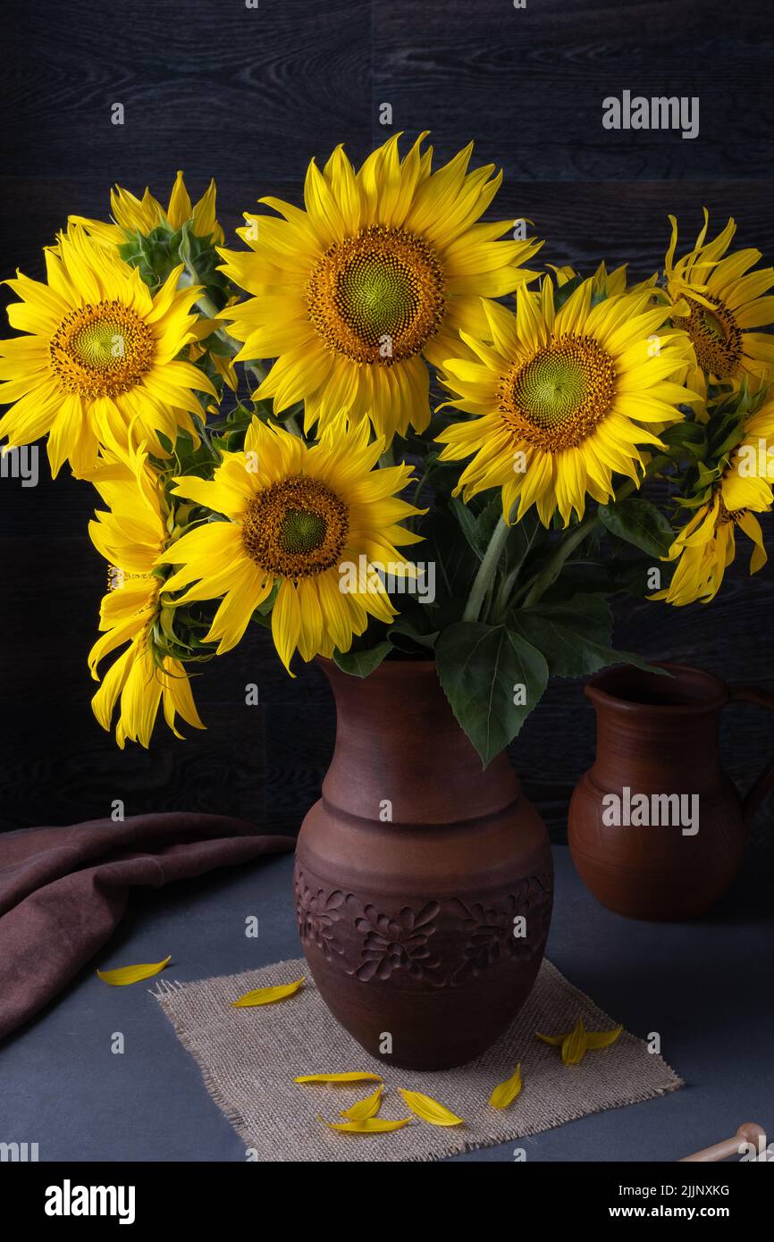 Stillleben mit Blumenstrauß auf einem grauen Tisch Stockfoto