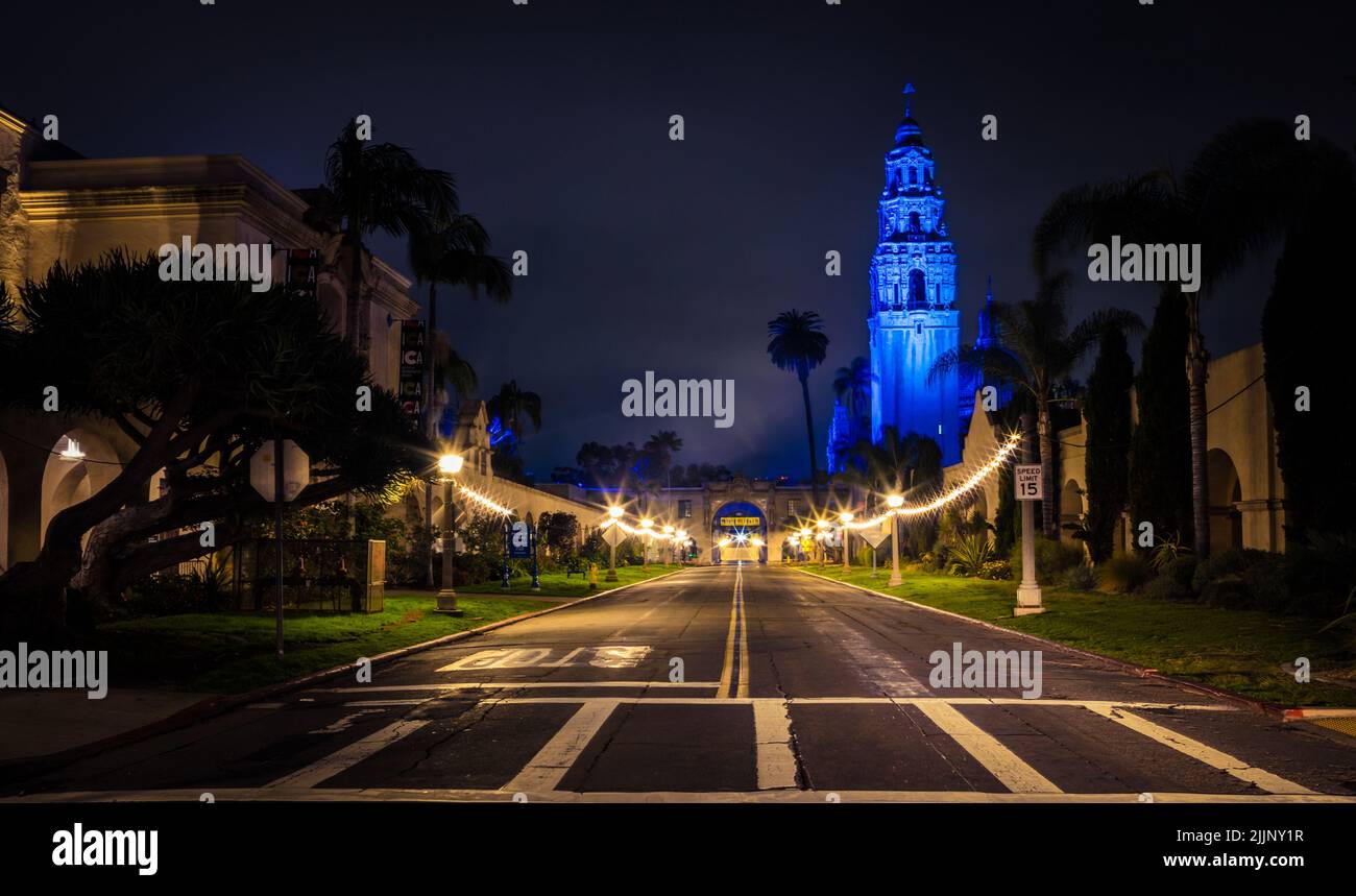 Eine wunderschöne Aussicht vom Balboa Park in San Diego, umgeben von Palmen bei Nacht Stockfoto