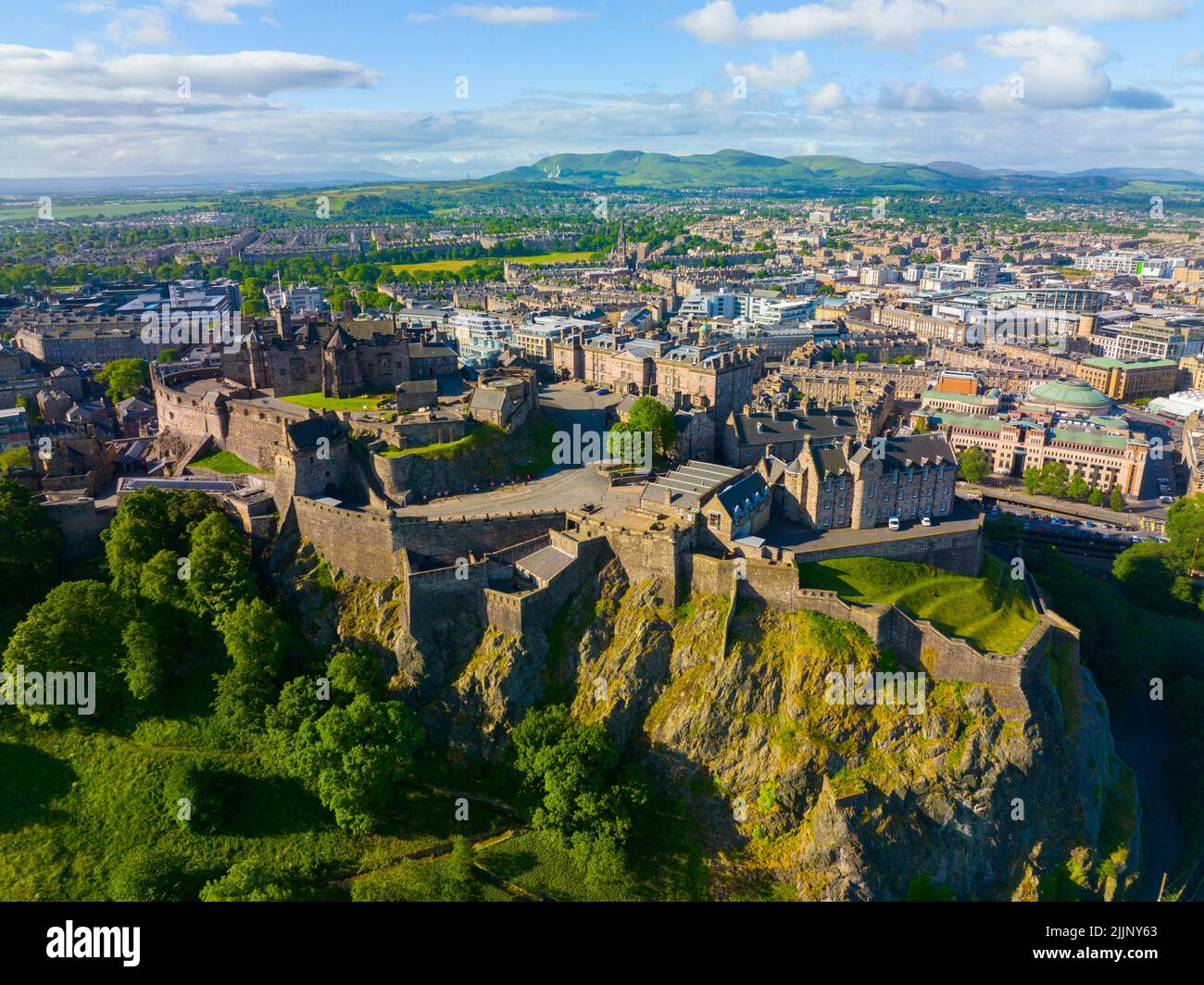 Edinburgh Castle ist ein historisches Schloss steht auf Castle Rock in der Altstadt von Edinburgh, Schottland, Großbritannien. Die Altstadt von Edinburgh ist ein UNESCO-Weltkulturerbe Stockfoto
