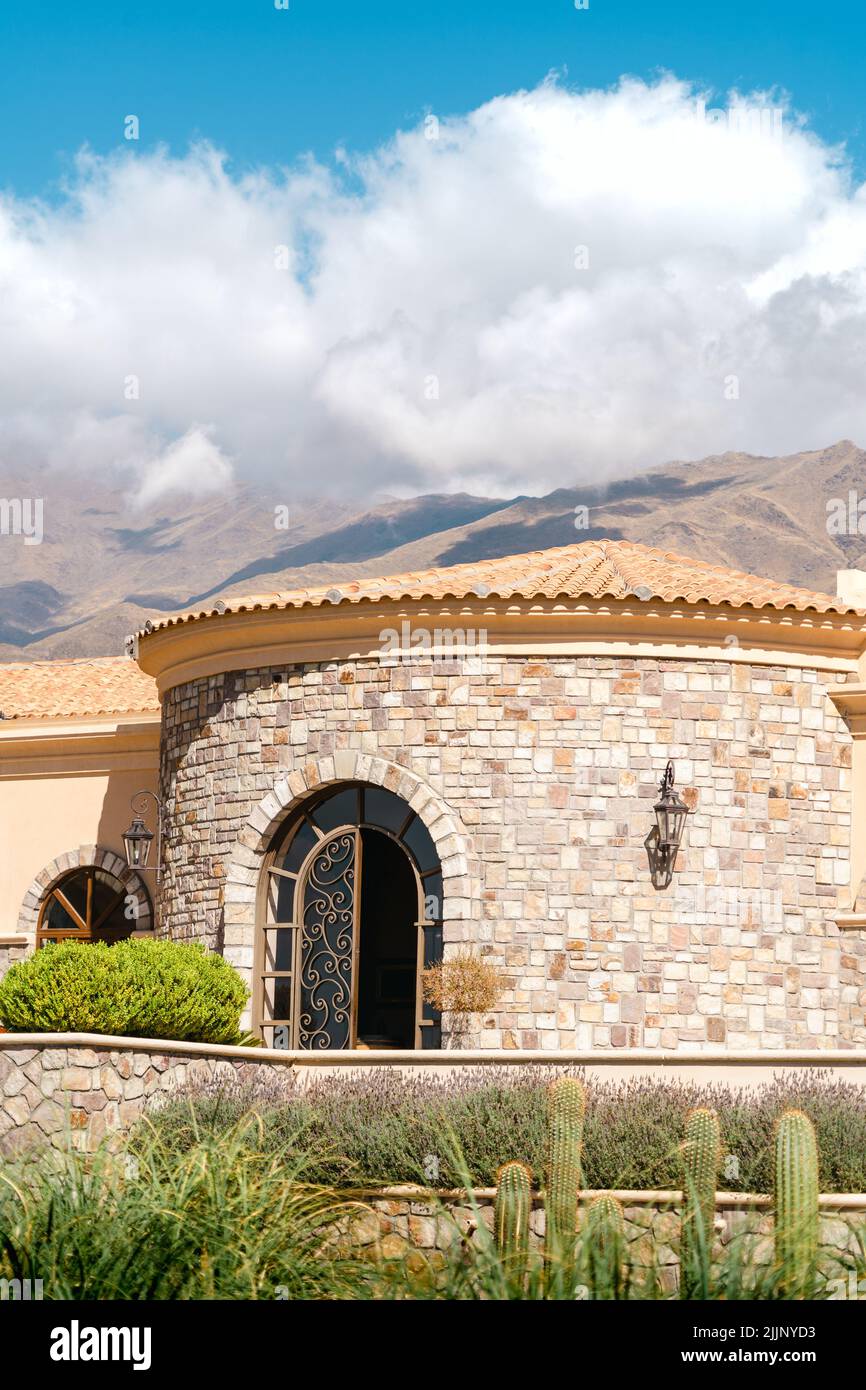 Eine vertikale Aufnahme eines Hauses im mediterranen Stil Stockfoto