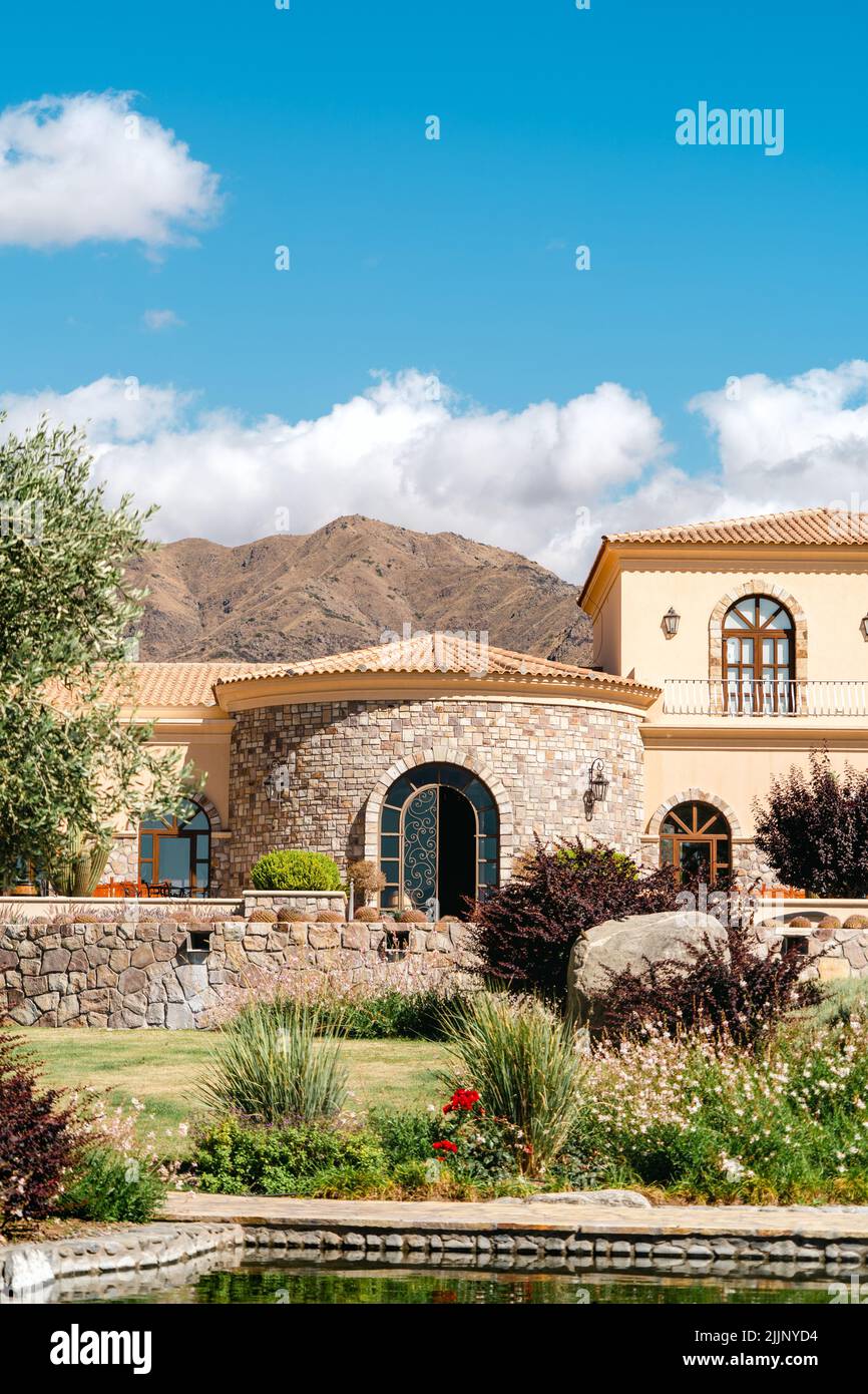 Eine vertikale Aufnahme eines Hauses im mediterranen Stil Stockfoto