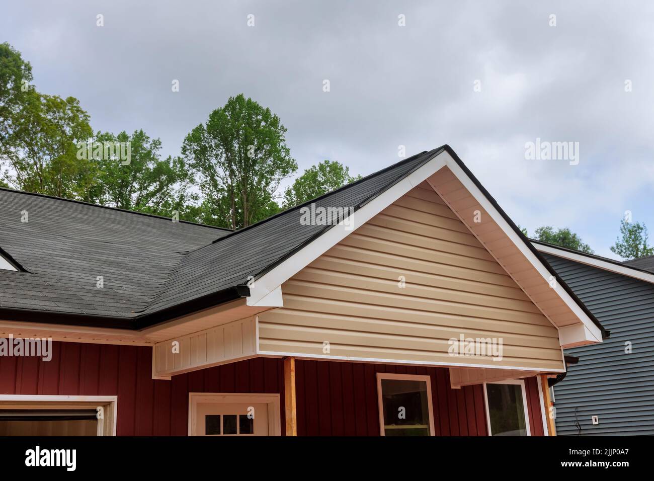 Das neue Haus wurde mit einem modernen Asphaltschindeldach bedeckt Stockfoto