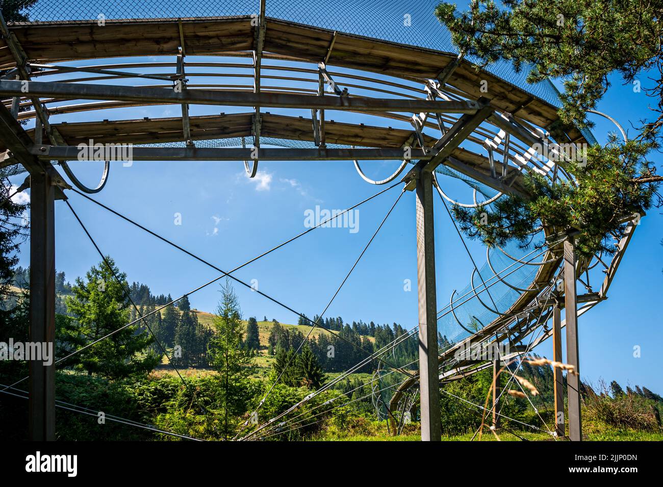 Sommerrodeln in der Schweiz. Run Strobl aus Edelstahl. Vergnügungspark und Attraktionen. Stockfoto