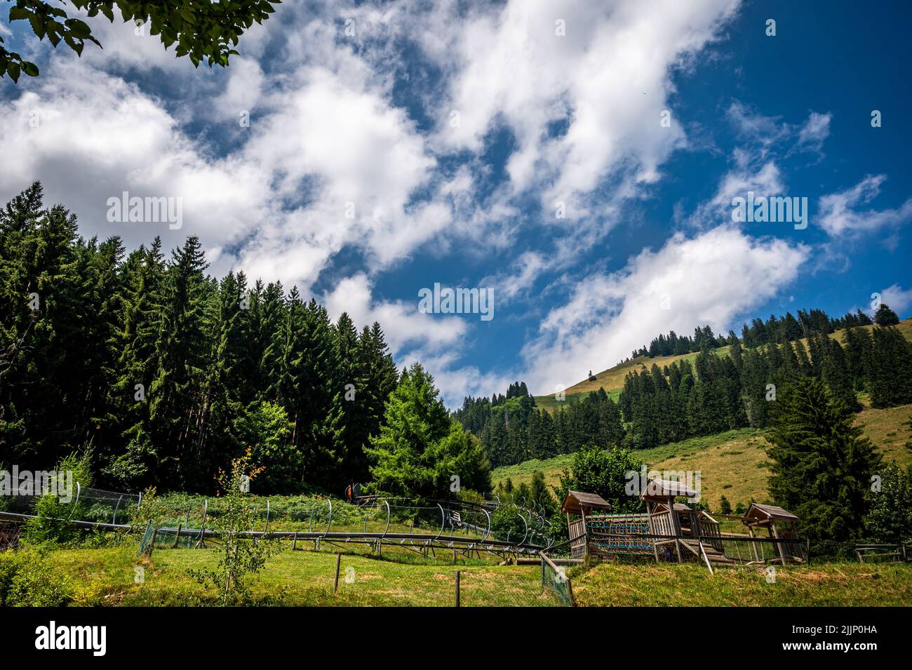 Sommerrodeln in der Schweiz. Run Strobl aus Edelstahl. Vergnügungspark und Attraktionen. Stockfoto