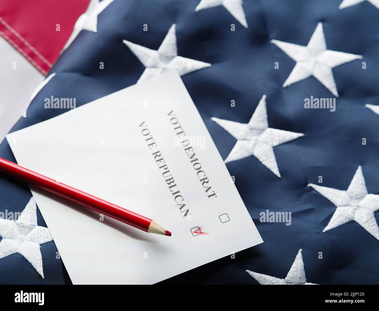 Auf einem Blatt Papier ein Aufruf, vor dem Hintergrund der amerikanischen Nationalflagge für Demokraten oder Republikaner zu stimmen. Wahlen, Wahlen, Wahlen, Questi Stockfoto