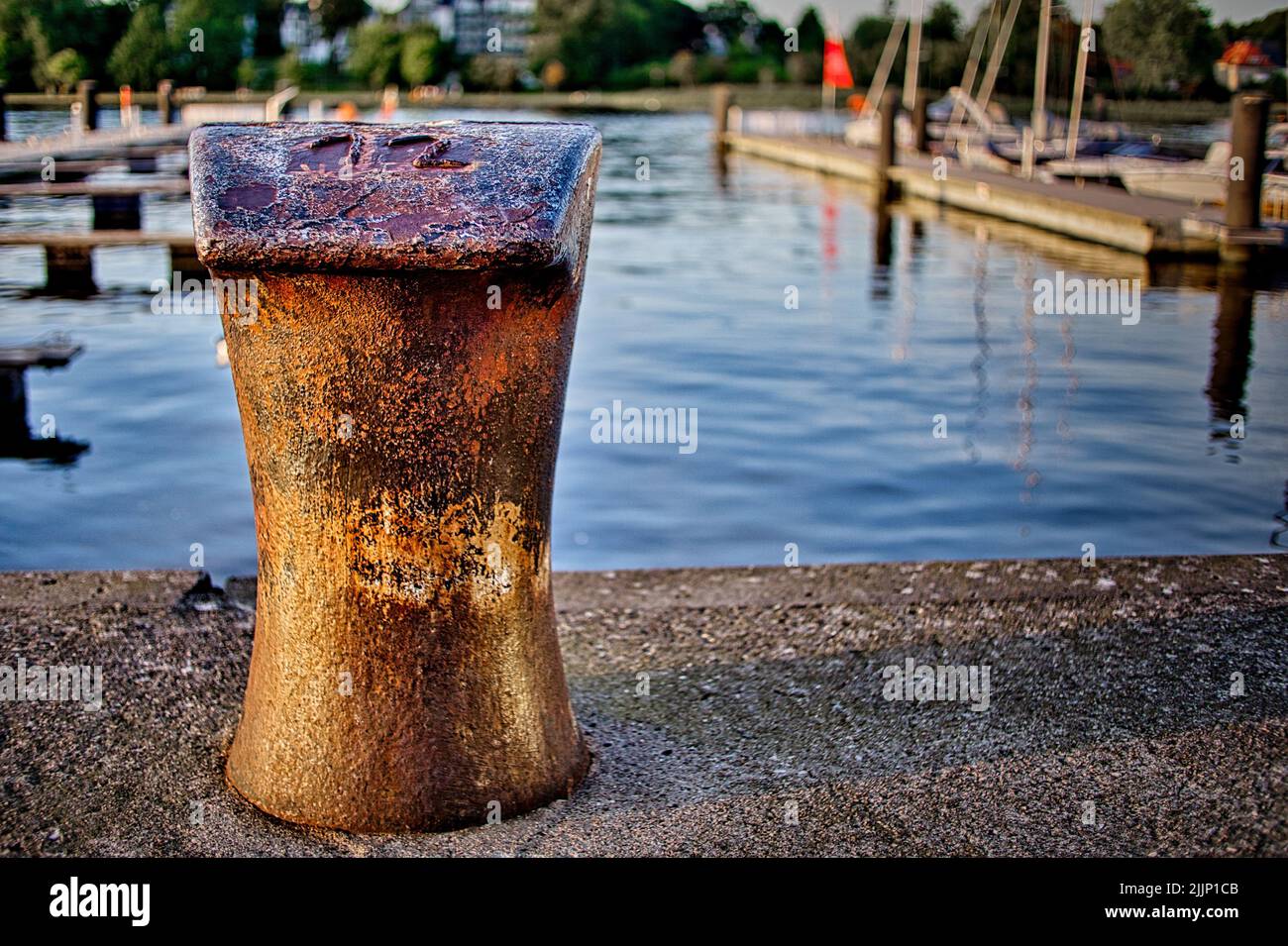 Eine Nahaufnahme eines rostigen Dock Pollers Stockfoto