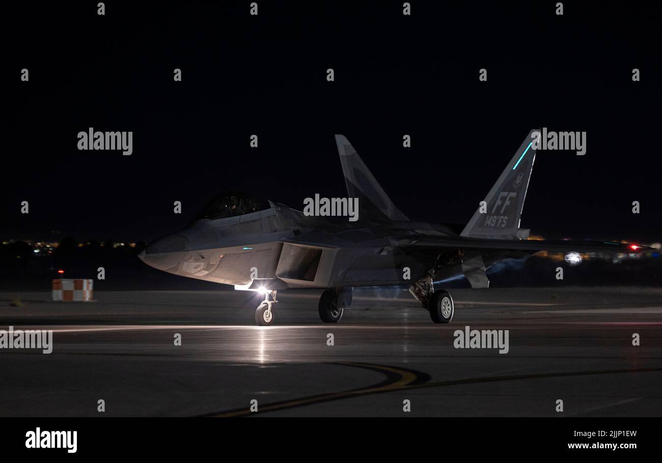 Ein F-22 Raptor von der Joint Base Langley-Eustis, Virginia, Taxis für eine Mission der Roten Flagge-Nellis 22-3, 19. Juli 2022. Die FS 27. ist eine von mehr als 17 Einheiten aus dem gesamten Verteidigungsministerium und nimmt an Red Flag-Nellis 22-3 Teil. (USA Luftwaffe Foto von William R. Lewis) Stockfoto