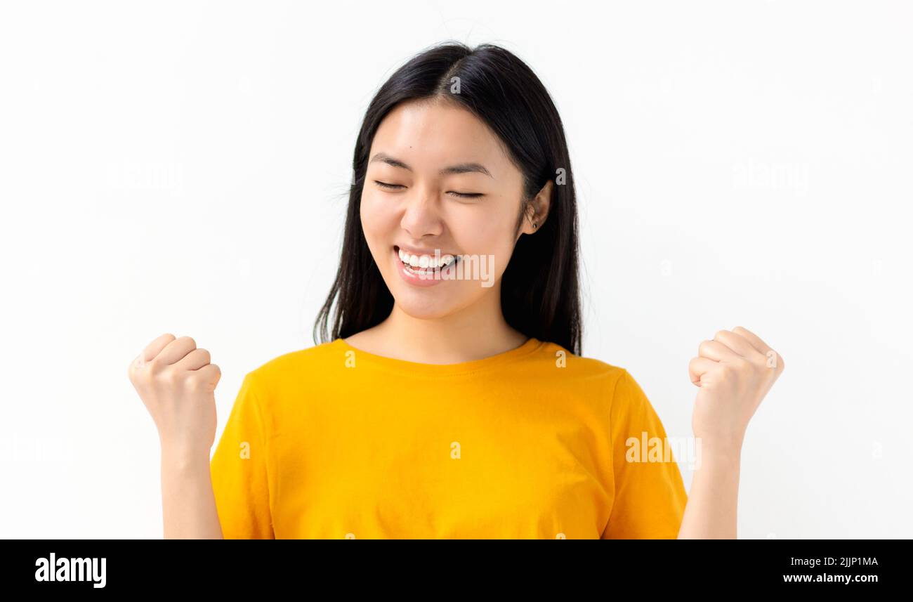 Porträt der begeisterten asiatischen Frau haben gute Laune glücklich aufgeregt Emotion isoliert auf weißem Hintergrund Stockfoto