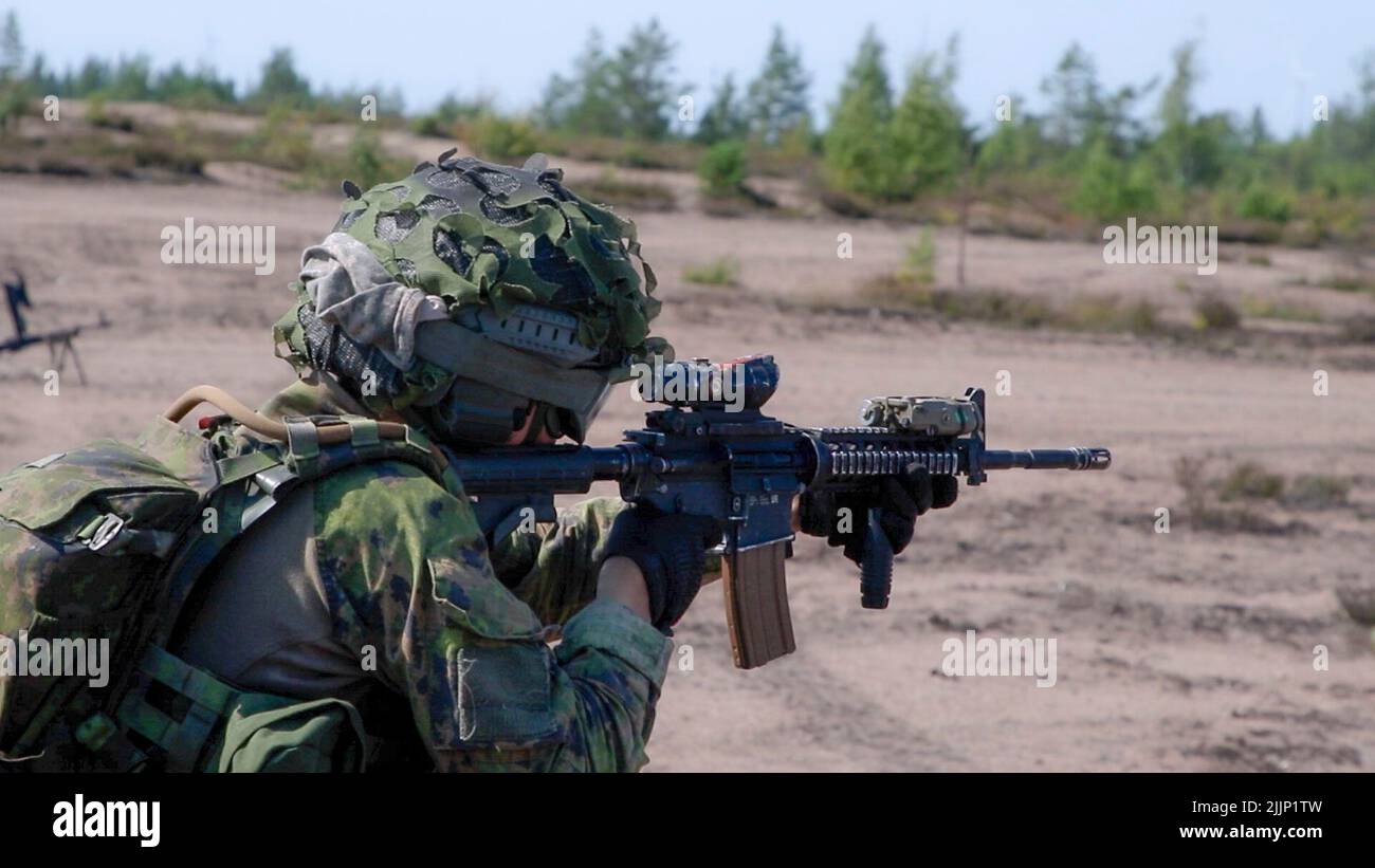 Ein finnischer Soldat, der der Pori-Brigade zugewiesen wurde, feuert während eines Waffenaustauschs mit 4. Squadron, 10. Kavallerieregiment, 3. Kampfteam der Panzerbrigade, 4. Infanterie-Division in Niinisalo, Finnland, 21. Juli 2022 die Karabine der US-Armee M4 ab. Die 3. ABCT, 4. ID und die Pori Brigade begannen mit Sommertrainings in Finnland, um die Beziehungen zu stärken und die Interoperabilität zwischen den beiden Nationen zu fördern. Die 3. ABCT ist unter anderem der 1. Infanterie-Division zugeordnet, die unter dem Kommando und der Kontrolle des V Corps steht, Amerikas vorwärts entgesetztes Korps in Europa, das stolz mit den NATO-Verbündeten und der regiona zusammenarbeitet Stockfoto