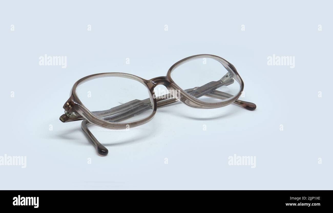 Ein Paar grau gefaltete Brillen isoliert auf weißem Hintergrund Stockfoto
