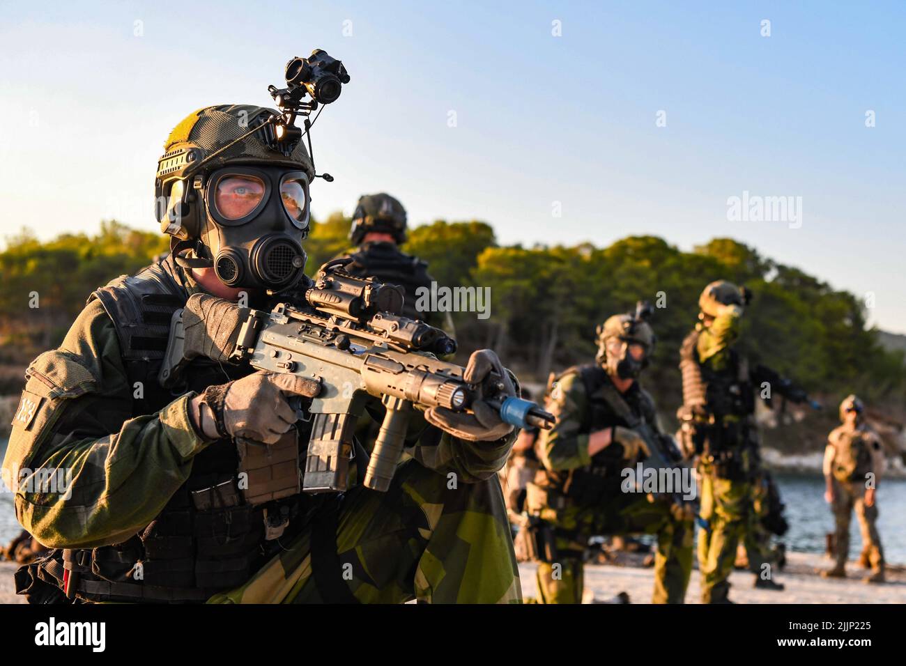 MARINESTÜTZUNGSAKTIVITÄTEN SOUDA BAY, Griechenland (21. Juli 2022) – Schwedische Marine mit 4. Marine-Regiment, schwedisches Amphibienkorps führen während der Übung TYR 22 im NATO Maritime Interdiction Operational Training Center (NMIOTC) in Souda Bay, Griechenland, 21. Juli 2022 ein Razzia-Training durch. TYR 22 ist eine maritime Interdiktionsübung, die bei NMIOTC durchgeführt wird und die schwedische Marine, US-Marine und Kampfkommandantinnen der US-Marine zusammenbringt, um die operativen Kapazitäten, Fähigkeiten und Interoperabilität der US- und NATO-Partner zu verbessern. (USA Navy Foto von Mass Communication Specialist 2. Klasse Jaco Stockfoto