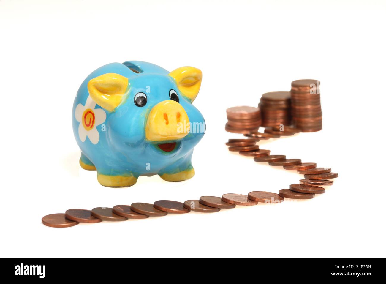 Ein glückliches Sparschwein mit Münzen auf weißem Hintergrund. Konzept: Geld sparen Stockfoto