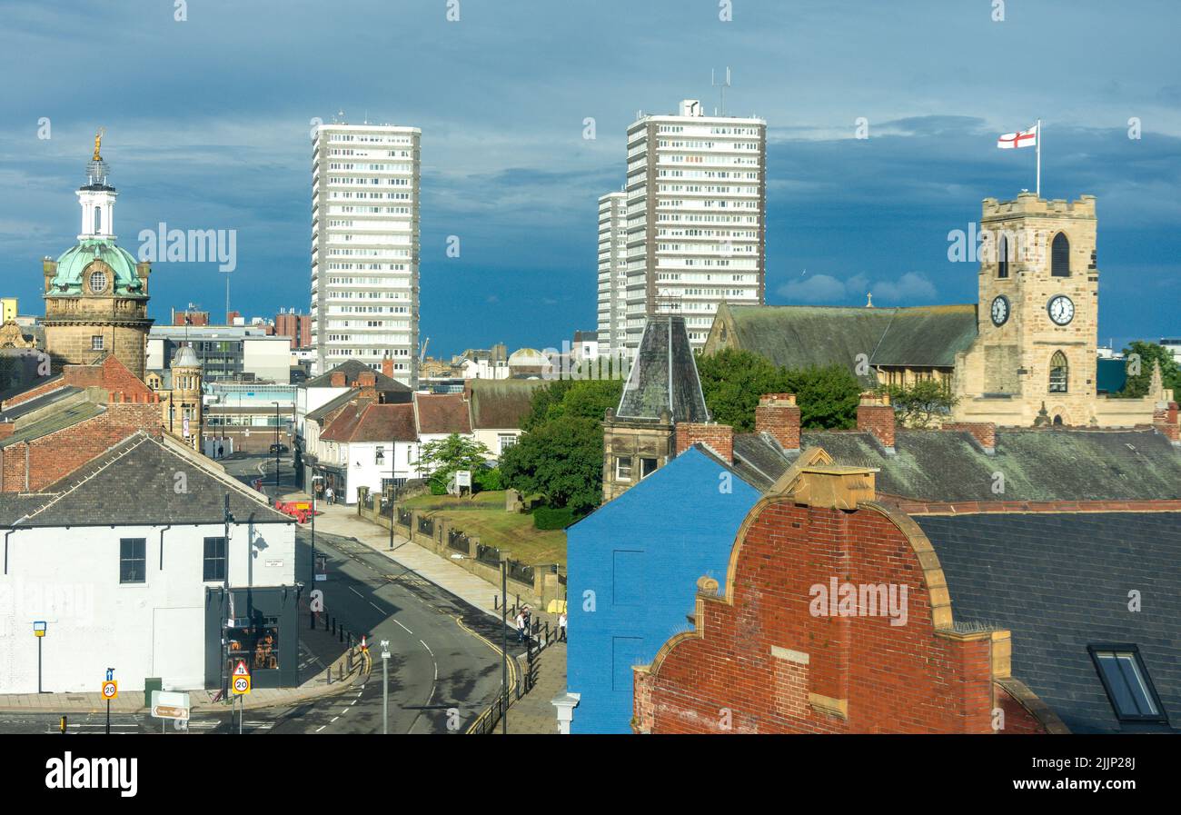 Stadtbild mit Empire Theatre, Tower Blocks und Minster, City of Sunderland, Tyne and Wear, England, Großbritannien Stockfoto