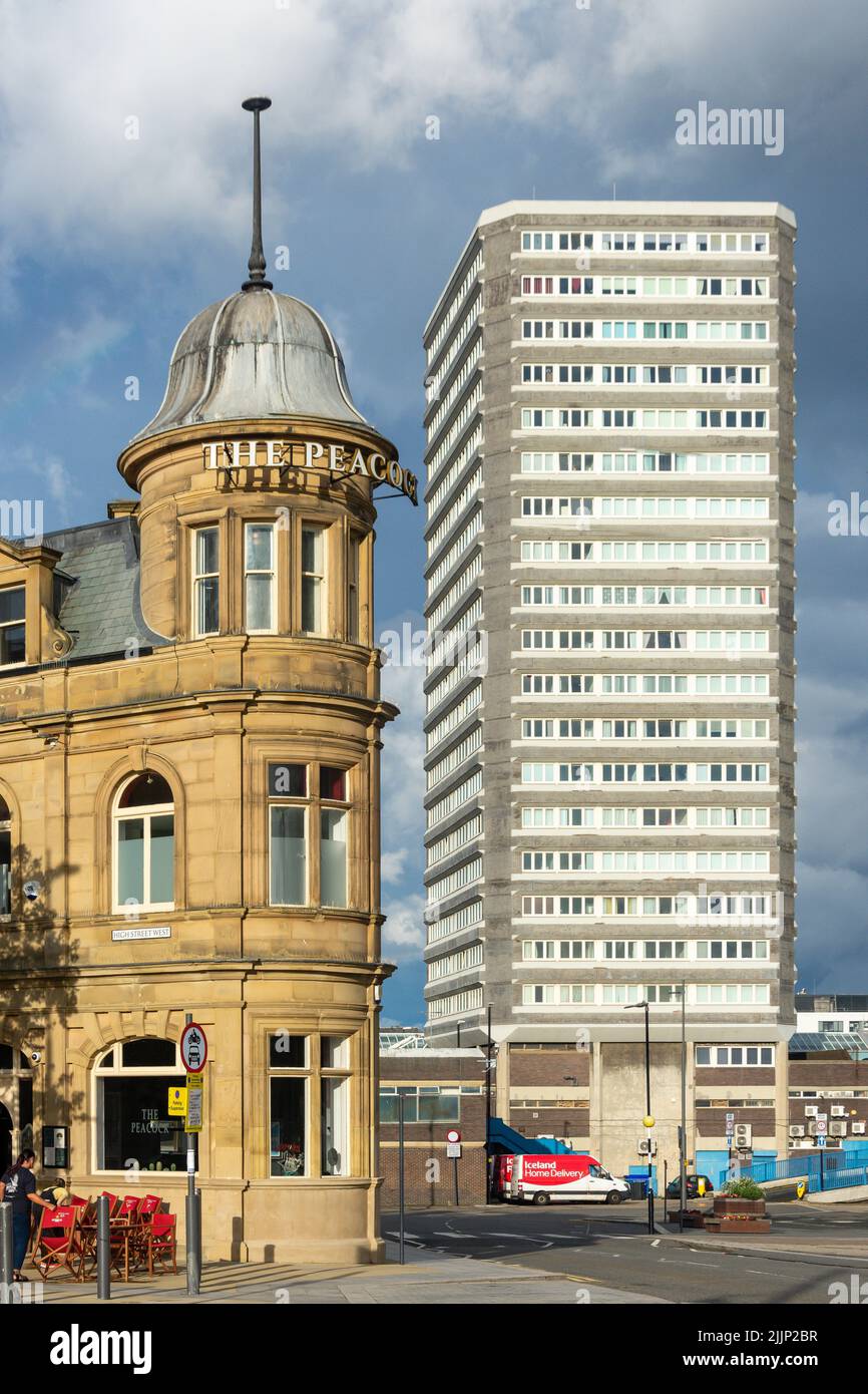 The Pfau Pub, und Solar House Hochhaus, High Street, City of Sunderland, Tyne and Wear, England, Vereinigtes Königreich Stockfoto