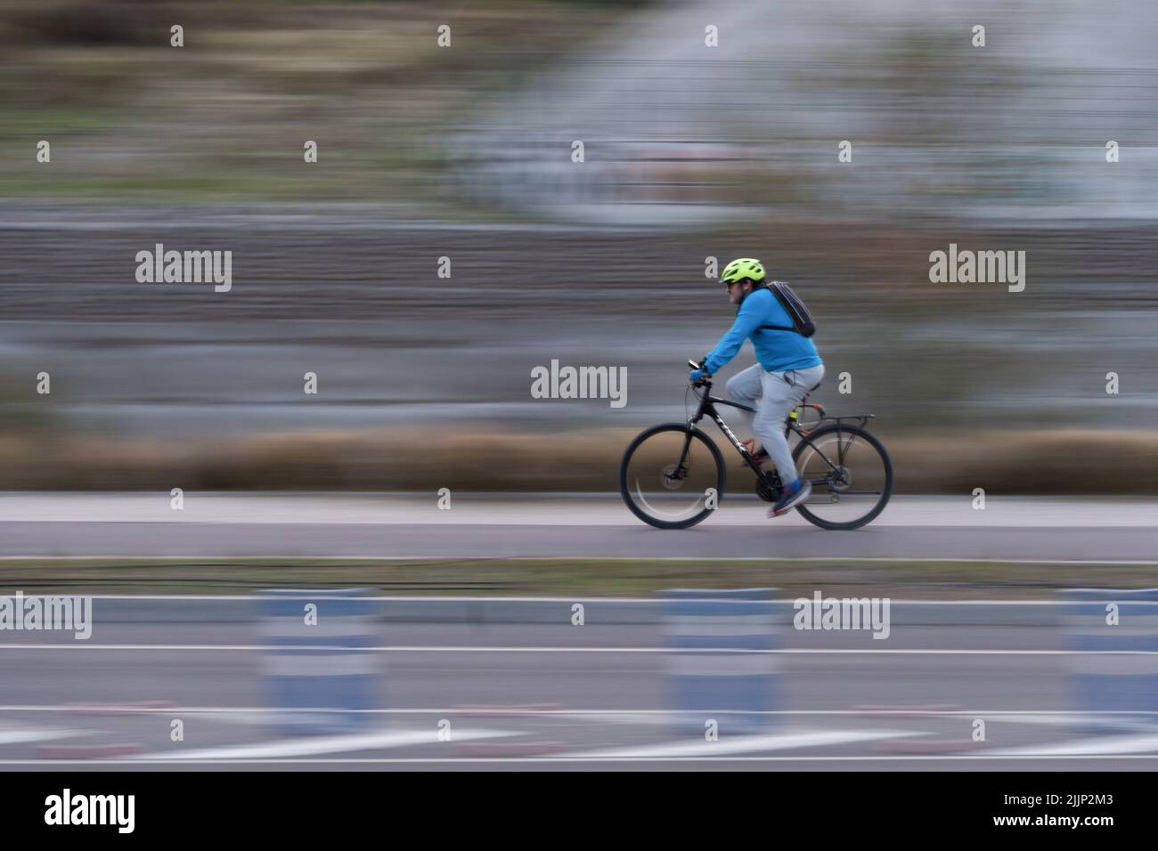 Santiago, Metropolitana, Chile. 26.. Juli 2022. Ein Mann fährt in Santiago, Chile, mit dem Fahrrad. (Bild: © Matias Basualdo/ZUMA Press Wire) Stockfoto