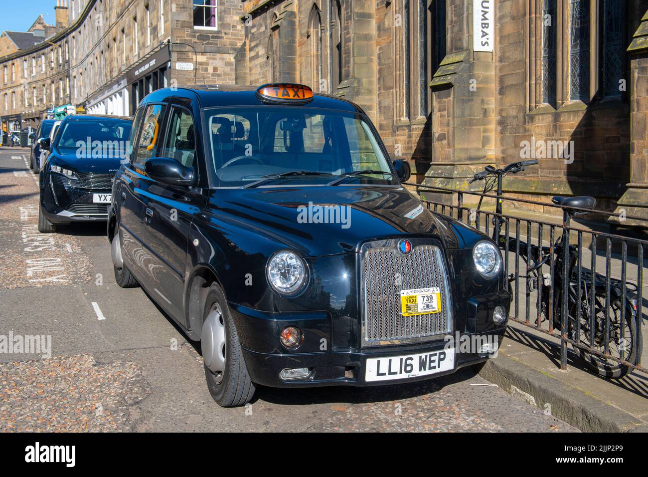 Hackney Carriage antikes schwarzes Taxi auf der Royal Mile in der Altstadt von Edinburgh, Schottland, Großbritannien. Stockfoto