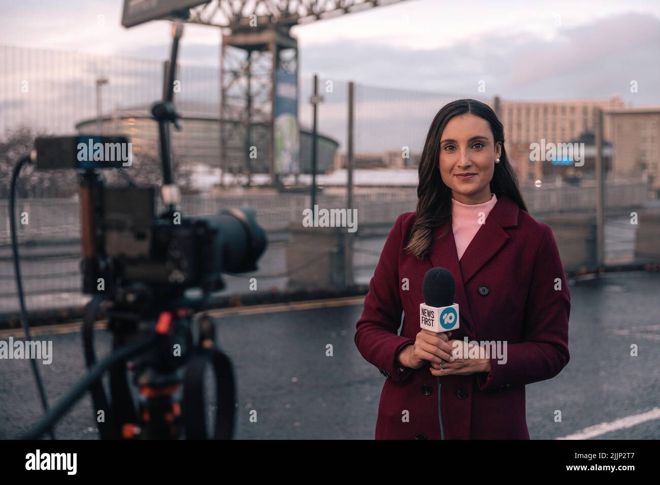 Der australische Nachrichtenreporter. Wurde am COP26 berichtet, außerhalb der COP 26 auf der winzig Brücke genommen hat sich in Glasgow für ein paar Tage. Stockfoto