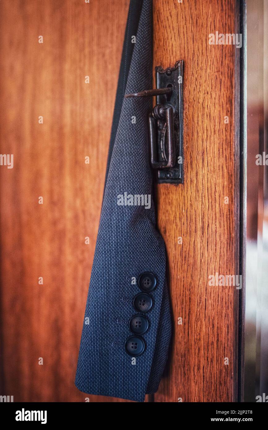 Der Ärmel des Anzugs kam aus dem Schrank Stockfoto
