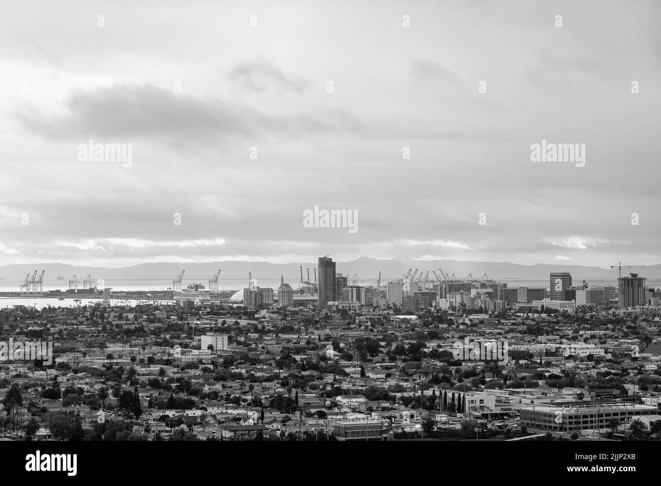 Eine Graustufenaufnahme des Stadtbildes und Long Beach, Californian Port im Hintergrund Stockfoto