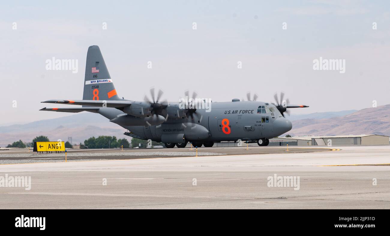 Col. Jeremy Ford, Kommandant des Luftlift-Flügels von 152., taxiert ein C-130 Hercules-Flugzeug, nachdem er während seines letzten Fluges „fini-Flight“ mit dem Flügel am 26. Juli 2022 auf der Nevada Air National Guard Base in Reno, Nevada, landete. Ford ist seit 2021 Kommandant der „High Rollers“ der 152. US-Regierung und wird Anfang August abreisen, um eine neue Position beim National Guard Bureau im Pentagon in Arlington, Virginia, zu übernehmen Foto der Air National Guard von Thomas Cox, dem Senior Airman) Stockfoto