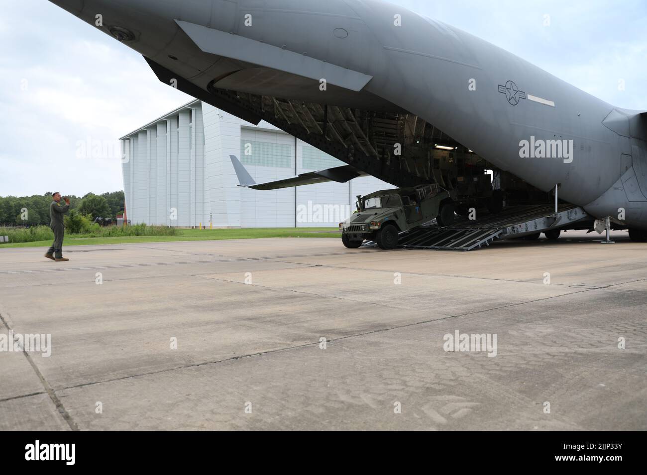 Soldaten mit dem 1. Bataillon, 204. Air Defense Artillery Regiment entladen ein High Mobility Multipurpose Wheeled Vehicle (HMMV) auf der Allen C. Thompson Field Air National Guard Base, in Flowood, Mississippi, 23. Juli 2022. Die Einheit beendete vor kurzem ihre Rotation im Pazifik-Raum in Fort Shafter, Hawaii, und sie konnten ihre LKW mit Unterstützung des Luftlift-Flügels 172d, Mississippi Air National Guard, transportieren. RIMPAC bietet eine einzigartige Schulungsmöglichkeit und fördert und pflegt kooperative Beziehungen zwischen den Teilnehmern, die für die Sicherheit von SE von entscheidender Bedeutung sind Stockfoto