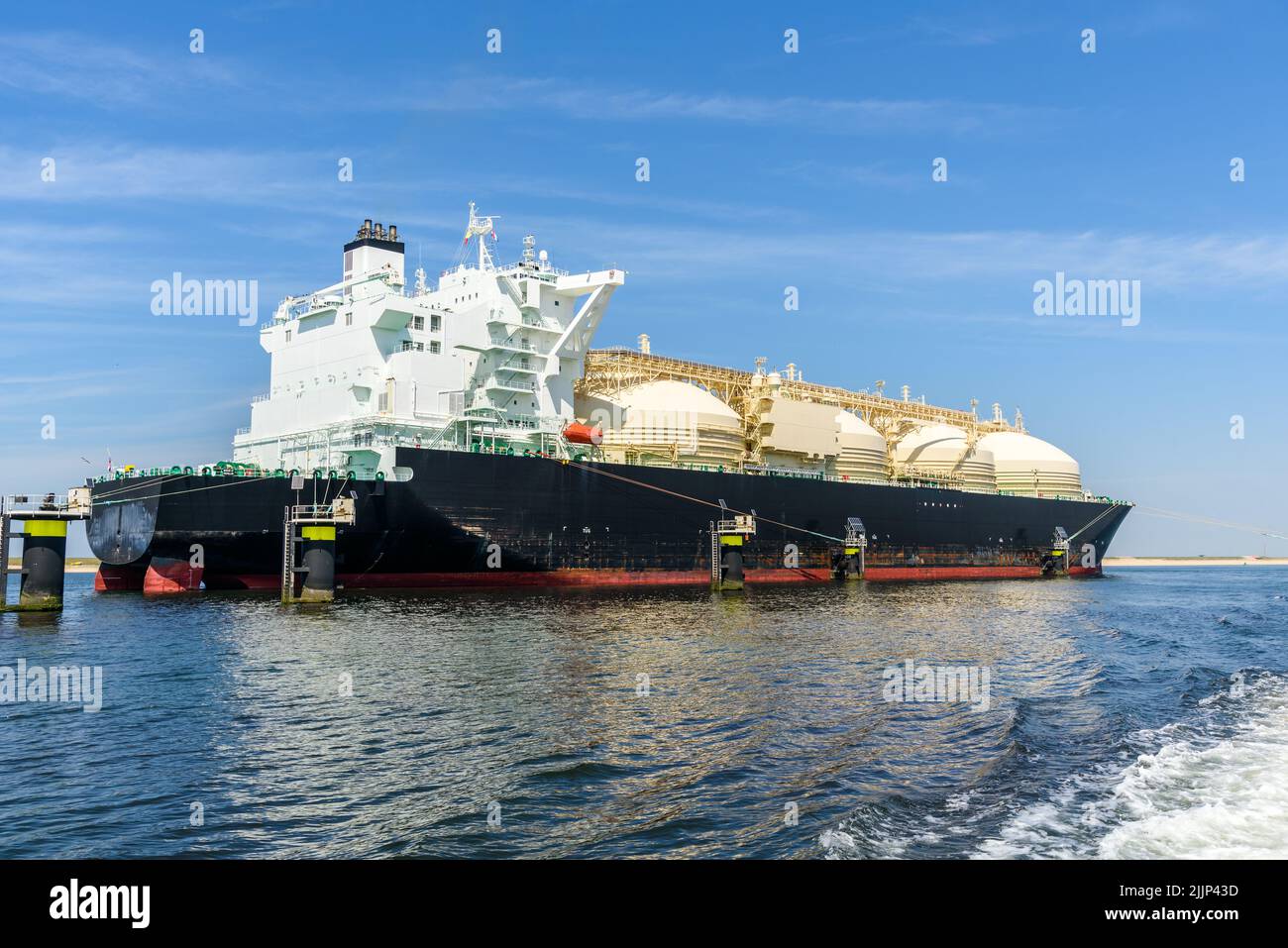 Großes Tankschiff zum Transport von Flüssigerdgas in einem Hafen an einem klaren Sommertag Stockfoto