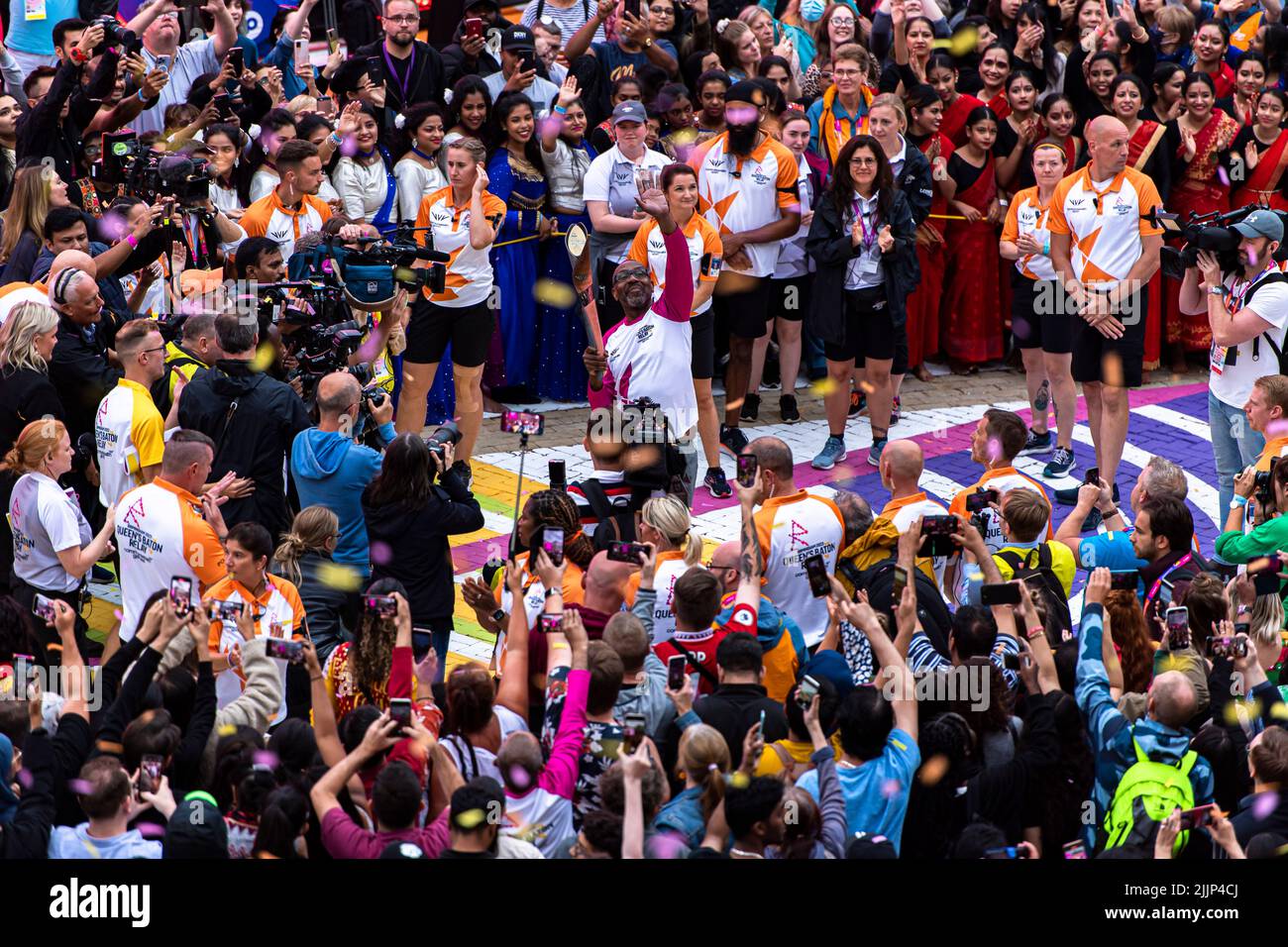 BIRMINGHAM, GROSSBRITANNIEN. 27. Juli 2022. Variety Artists treten während des Queen's Baton Relay Homecoming Event von Birmingham 2022 - Commonwealth Games am Victoria Square am Mittwoch, 27. Juli 2022 in BIRMINGHAM, GROSSBRITANNIEN, auf. Kredit: Taka G Wu/Alamy Live Nachrichten Stockfoto